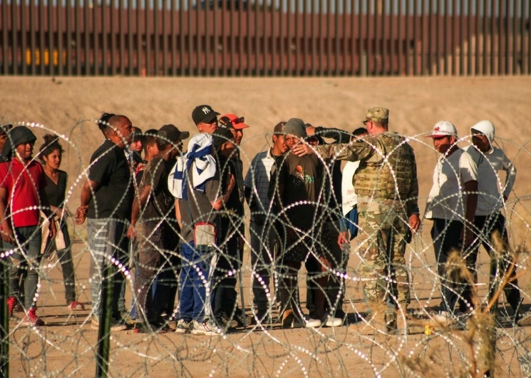Elementos del ejército de EUA refuerzan con alambre con púas donde migrantes de diversas nacionalidades esperan para que autoridades de ese país resuelvan su situación migratoria. Foto Cuartoscuro 