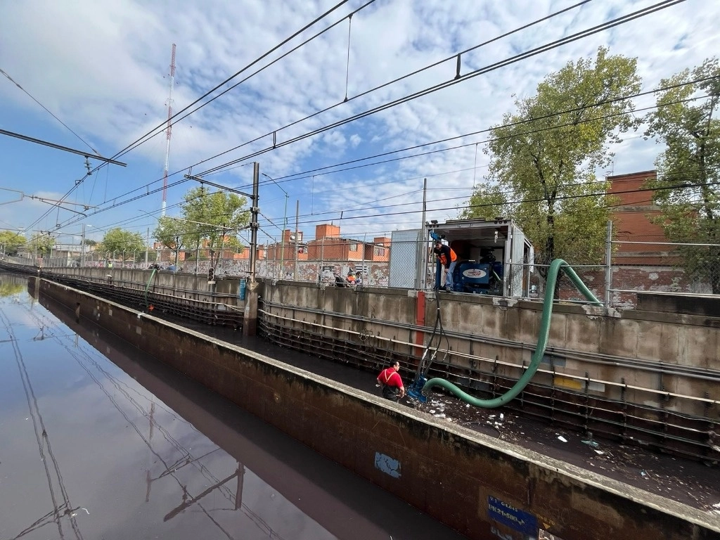 Brigadas de Iztapalapa y Sacmex  realizaron labores de limpieza y retiro de basura de las vías del Metro en las estaciones afectadas por la lluvia. Foto Alfredo Domínguez  