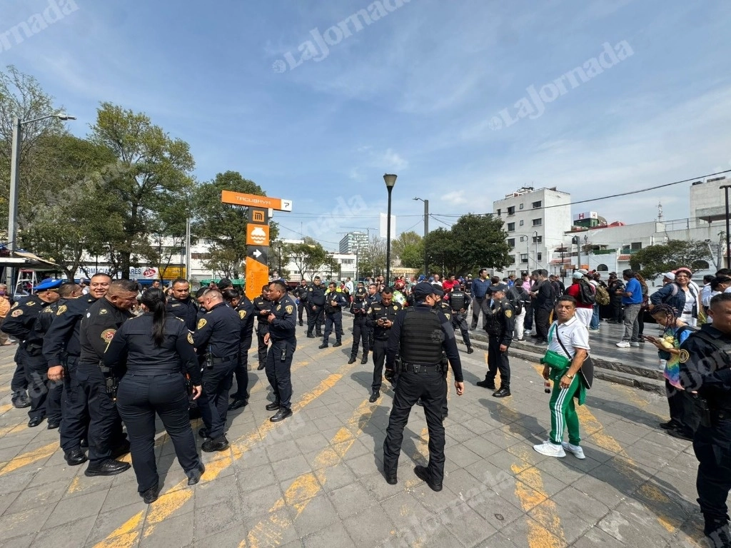 Cuatro personas fueron agredidas con un cuchillo por un hombre de alrededor de 30 años en la estación del metro Tacubaya de la línea 7 del sistema de transporte masivo. Foto Alfredo Domínguez
