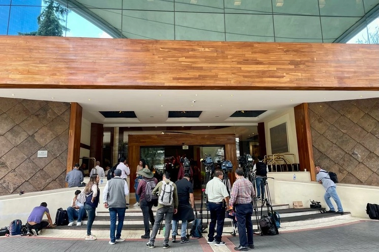 Exterior del hotel donde se encuentra Marcelo Ebrard, cercano al WTC, donde se lleva a cabo el conteo de votos para la elección del Coordinador de los Comités en defensa de la Cuarta Transformación, en la Ciudad de México, el 6 de septiembre de 2023. Foto Roberto García Ortiz