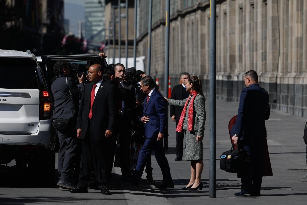 El presidente de Colombia, Gustavo Petro, es despedido por la jefa del Ejecutivo mexicano, Claudia Sheinbaum, tras su reunión en Palacio Nacional, en la Ciudad de México, el 16 de diciembre de 2024. Foto Jorge Ángel Pablo García
