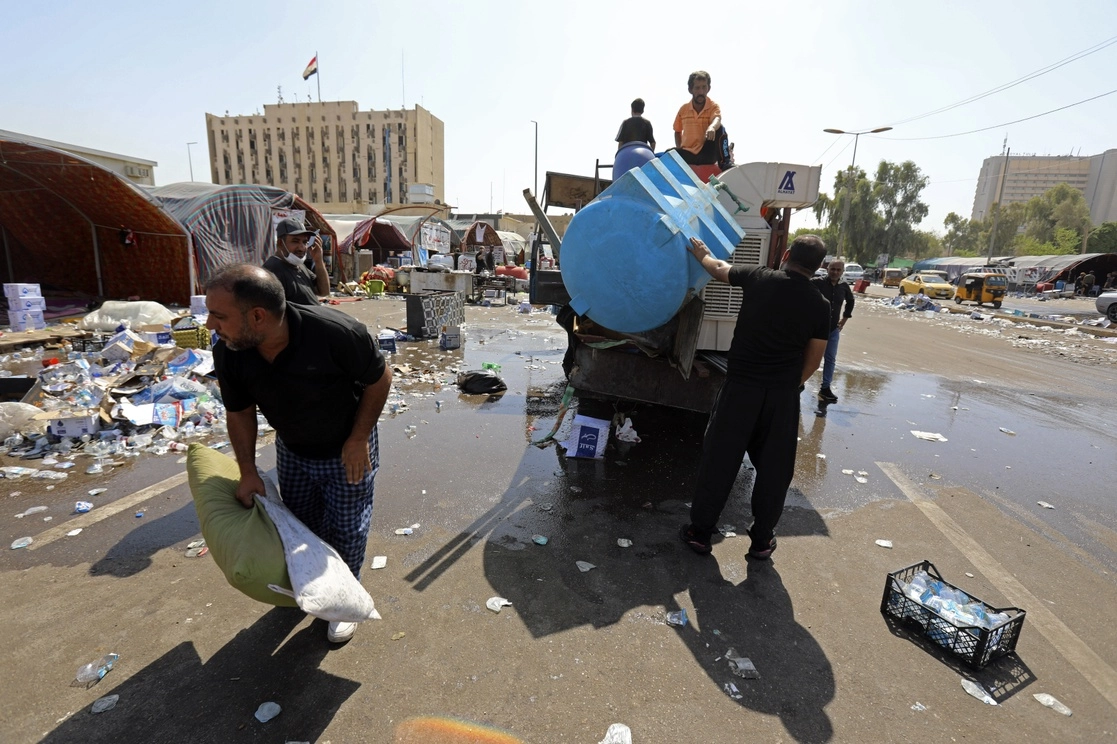 Los partidarios de Moqtada Sadr comenzaron a retirarse este martes de la Zona Verde de Bagdad después de que el líder chiíta pidiera el fin de los enfrentamientos con el ejército, el 30 de agosto de 2022. Foto Ap 