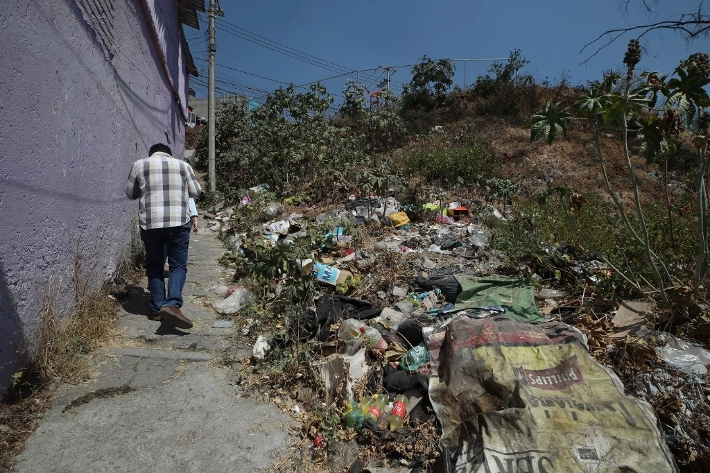 En 2023 se crearán 10 mil empleos verdes destinados a limpiar las barrancas, zonas de importancia ambiental usadas como basureros. Foto Alfredo Domínguez 