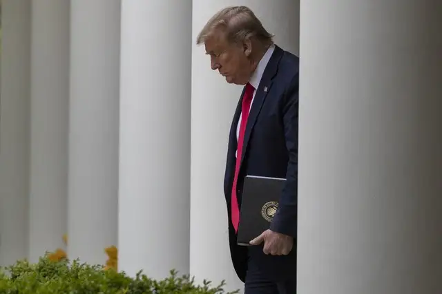 El presidente Donald Trump declaró que acepta que algunos estados reabran sus economías antes de que venzan las normas de distanciamiento social. Foto Ap