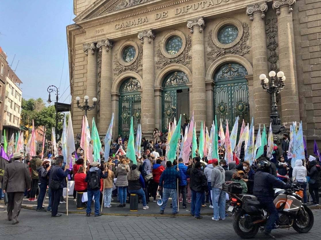 Integrantes del Congreso Popular, Social y Ciudadano de la Ciudad de México (CPSyC) y el Bloque Urbano Popular se concentraron frente al edificio del salón de plenos en Donceles y Allende, el 8 de febrero de 2022. Foto Ángel Bolaños