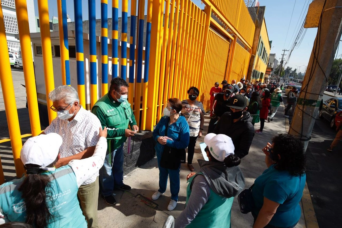 Adultos mayores de 60 años hacen fila afuera de las instalaciones de la Escuela Nacional Preparatoria Número 9 de la UNAM, ubicada en la alcaldía Gustavo A. Madero, para recibir su primera dosis de la vacuna contra Covid-19, en la Ciudad de México, el 5 de abril de 2021. Foto Cristina Rodríguez