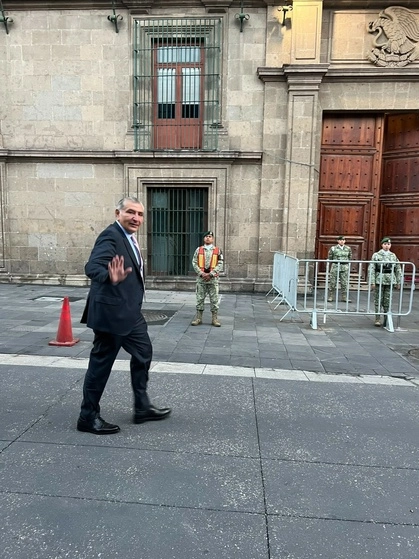 Adán Augusto López antes de ingresar a Palacio Nacional. Foto tomada de su cuenta de twitter.