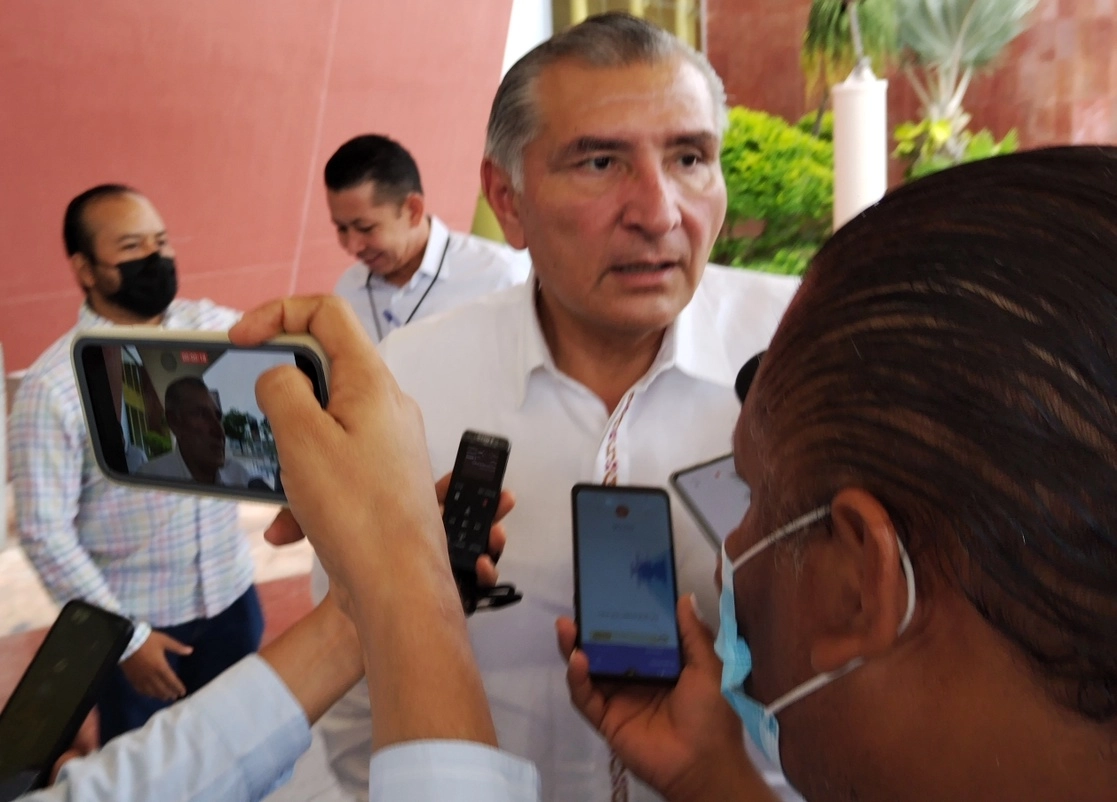 El secretario de Gobernación, Adán Augusto López, arribó a Acapulco para participar en la 26 Asamblea plenaria 2022 de la conferencia de secretarios de seguridad pública del país, el 10 de agosto de 2022. Foto Héctor Briseño
