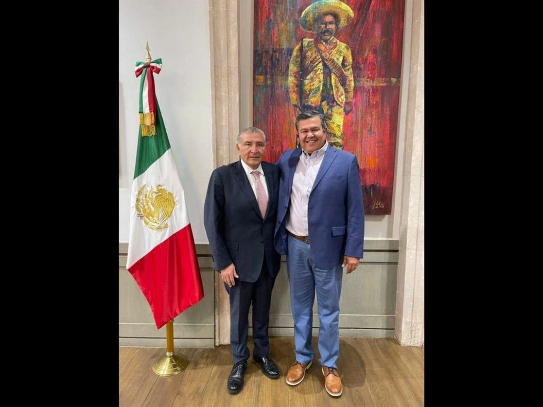 El secretario de Gobernación, Adán Augusto López, y el titular de Conapesca, Octavio Alberto Almada Palafox, el 20 de febrero de 2023. Foto tomada de Twitter @SEGOB_mx