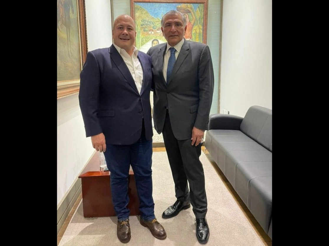 El gobernador Enrique Alfaro y el secretario Adán López. Imagen tomada de https://twitter.com/adan_augusto