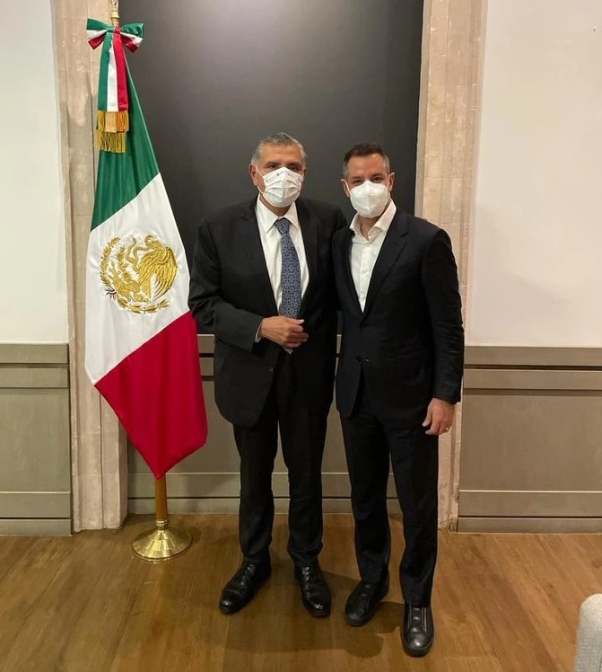 El titular de Segob, Adán Augusto López (izq) y el gobernador de Oaxaca, Alejandro Murat (der). Foto tomada de la cuenta de Twitter @alejandromurat