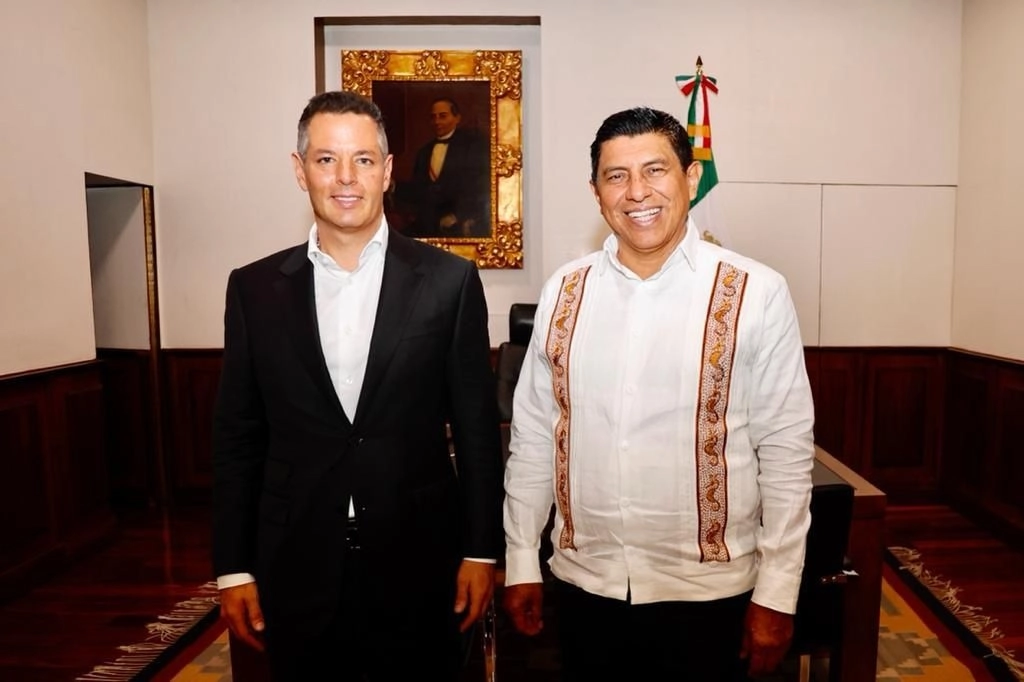 El gobernador de Oaxaca, Alejandro Murat Hinojosa, se reunió con el mandatario electo Salomón Jara Cruz, en el Palacio de Gobierno, el 22 de junio de 2022. Foto Jorge A. Pérez Alfonso