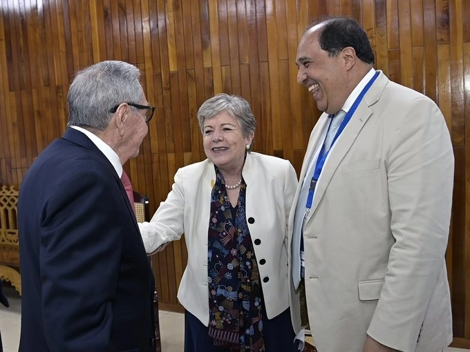 La canciller Alicia Bárcena (c) durante su encuentro con el ex presidente de Cuba, Raúl Castro (izq). Foto tomada de la cuenta de Twitter @BrunoRguezP