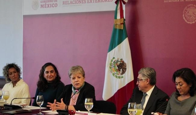 La secretaria de Relaciones Exteriores, Alicia Bárcena Ibarra (c,izq) durante su encuentro con integrantes del Senado de la República. Foto SRE