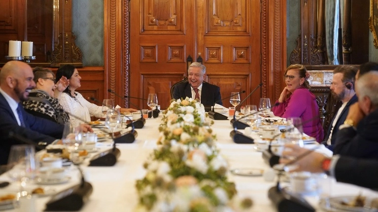 El presidente, Andrés Manuel López Obrador, durante la reunión en Palacio Nacional con compositores y autores. Foto Tomada del Twitter @lopezobrador_