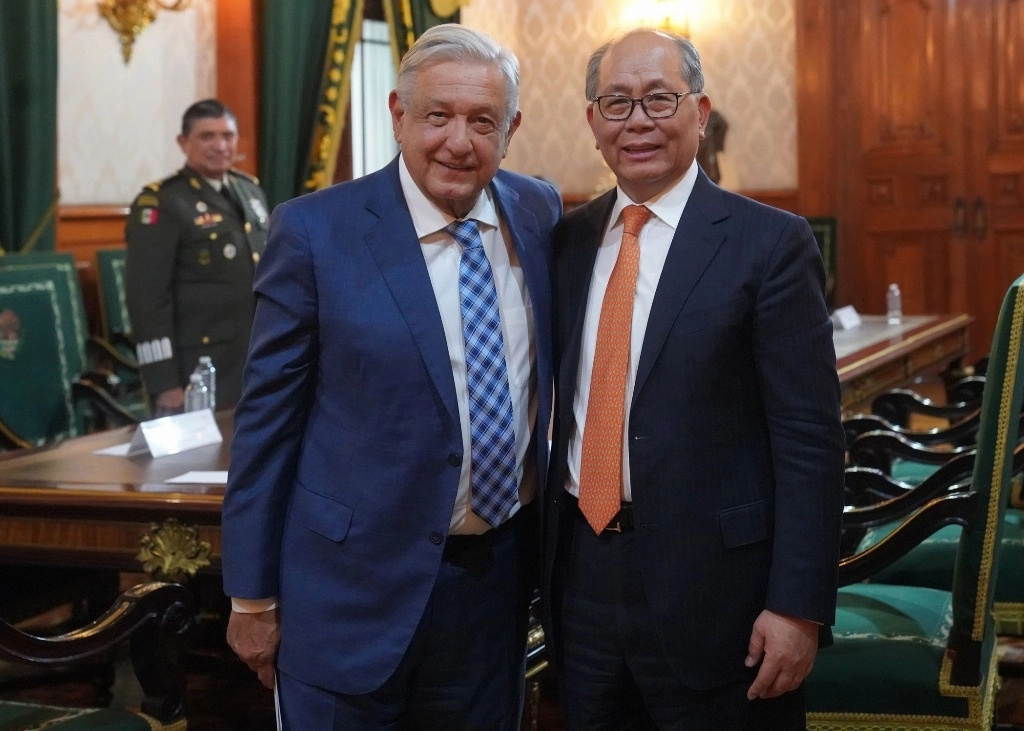 El presidente Andrés Manuel López Obrador (izq) junto con el representante especial del gobierno chino para Asuntos Latinoamericanos y vicepresidente de la Asociación China de Diplomacia Pública, Qiu Xiaoqi (der). Foto tomada de la cuenta de X @lopezobrador_