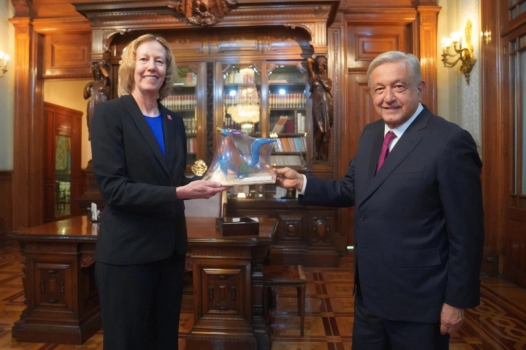 El presidente Andrés Manuel López Obrador (der) junto con Meg O'Neill, CEO de la empresa Woodside Energy (izq) durante la reunión. Foto tomada de la cuenta de Twitter @lopezobrador_