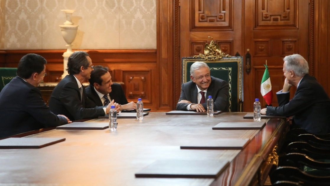 El presidente López Obrador recibió a directivos de la empresa francesa aeroespacial Safran en Palacio Nacional, el 7 de octubre de 2021. Foto tomada del Twitter de @lopezobrador_
