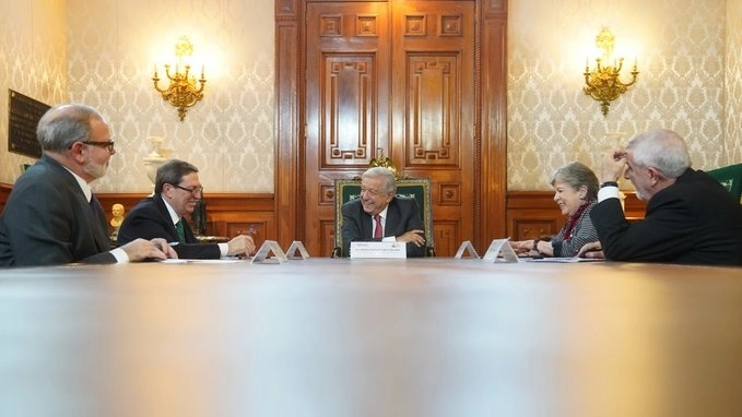 El presidente Andrés Manuel López Obrador (c) durante el encuentro con el canciller cubano, Bruno Rodríguez (izq). Foto tomada de redes sociales