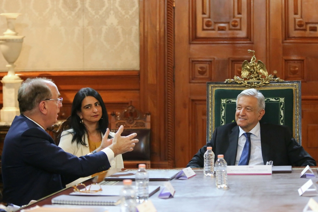 Larry Fink, presidente de BlackRock y el presidente Andrés Manuel López Obrador, en marzo de 2020.  Foto tomada  de la página de Facebook del mandatario.


