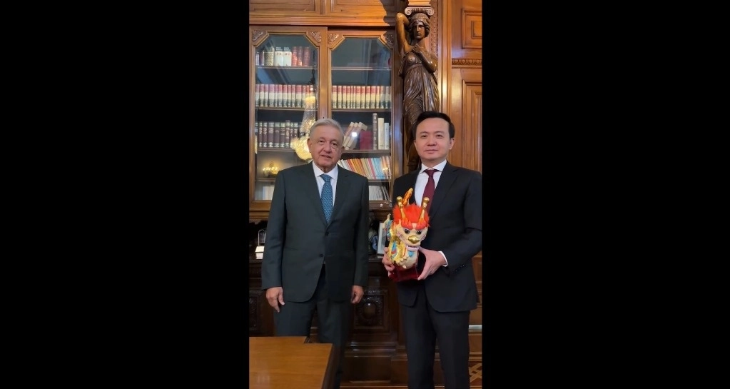 Durante el encuentro, el ambajador chino entregó al mandatario mexicano una estatua de dragón, y este, una escultura de jaguar. Captura de pantalla de un video difundido en X @lopezobrador_.