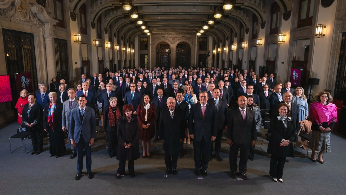 El presidente Andrés Manuel López Obrador (c) durante el encuentro. Foto tomada de la cuenta de Twitter @lopezobrador_