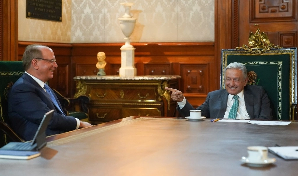 El presidente Andrés Manuel López Obrador y el director de la empresa BlackRock, Larry Fink, durante su reunión en Palacio Nacional. el 23 de marzo de 2023. Foto tomada de Twitter @lopezobrador_