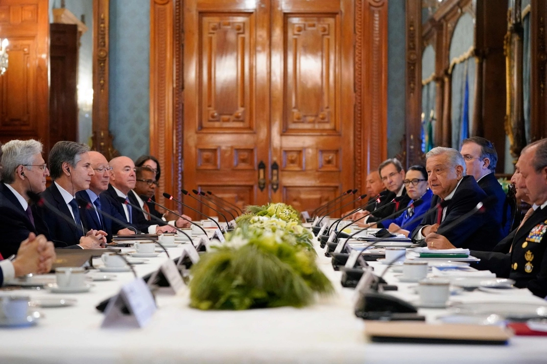 El presidente Andrés Manuel López Obrador habla durante un desayuno de trabajo con el secretario de Estado de Estados Unidos, Antony Blinken (segundo a la izquierda), en el Palacio Nacional en la Ciudad de México, el 8 de octubre de 2021. Foto Afp