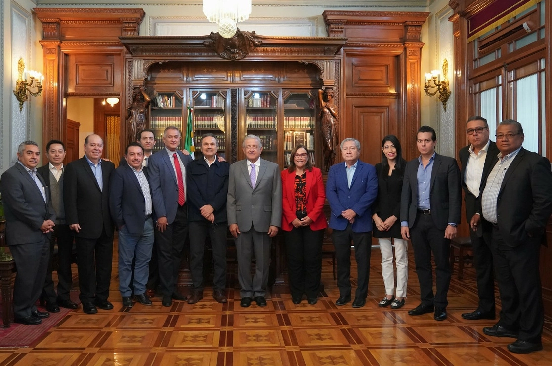 El presidente Andrés Manuel López Obrador se reunió hoy con los gerentes de las seis refinerías, otros servidores públicos, el director de Pemex y la secretaria de Energía. “La autosuficiencia energética será una realidad y seguirán sin aumento los precios de las gasolinas y del diésel”. Señaló. Foto tomada del Twitter de @lopezobrador_