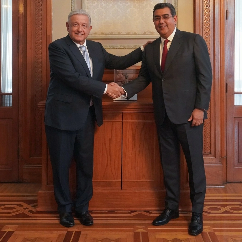 El presidente Andrés Manuel López Obrador recibió este lunes al gobernador de Puebla, Sergio Salomón Céspedes, en Palacio Nacional. Foto tomada de la cuenta de Twitter @lopezobrador_