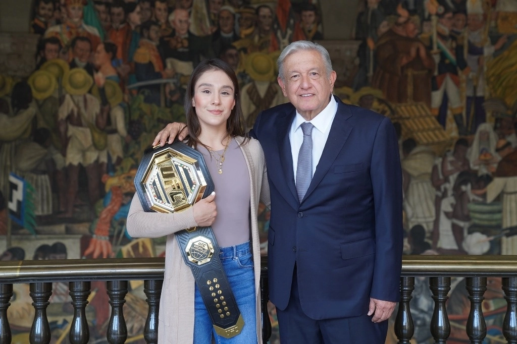 El presidente Andrés Manuel López Obrador (der) junto con Alexa Grasso, campeona mundial de UFC (izq). Foto tomada de la cuenta de Twitter @lopezobrador_
