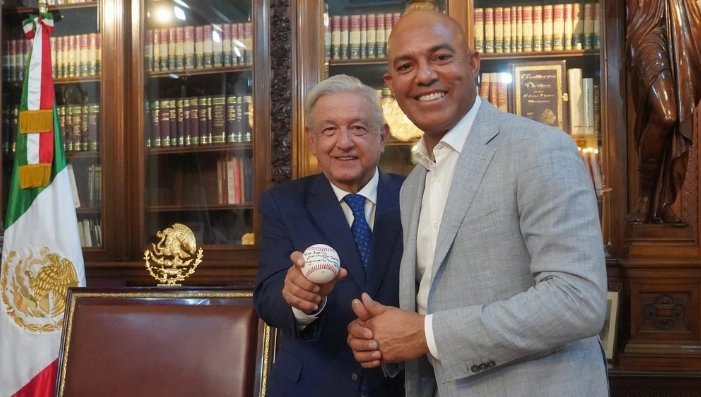 El presidente Andrés Manuel López Obrador (c) junto con el beisbolista panameño, Mariano Rivera (der). Imagen tomada del video difundido en redes sociales