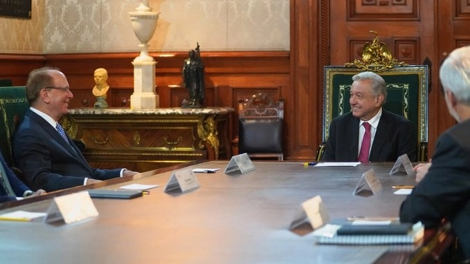 El presidente Andrés Manuel López Obrador (c) junto con el CEO de Black Rock, Larry Fink (izq). Foto tomada de la cuenta de X @lopezobrador_