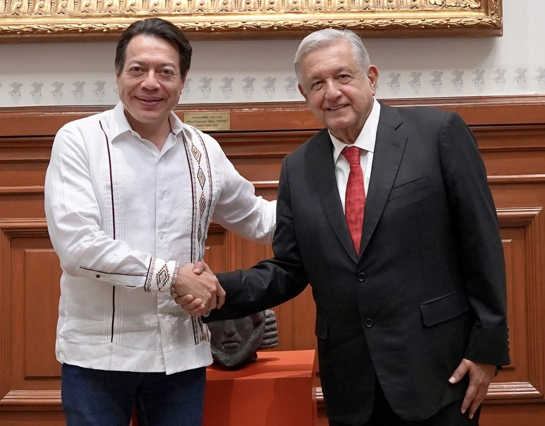 El presidente Andrés Manuel López Obrador (der) junto con el dirigente de Morena, Mario Delgado (izq). Foto tomada de la cuenta de Twitter @mario_delgado