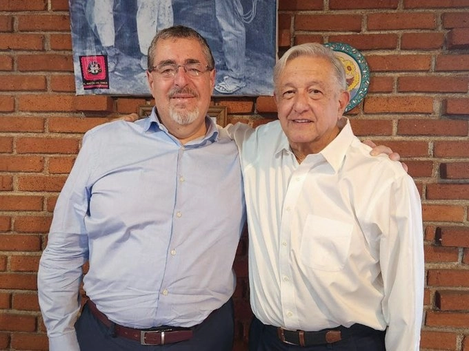 El mandatario electo de Guatemala, Bernardo Arévalo junto al presidente Andrés Manuel López Obrador este sábado 30 de septiembre. Foto Presidencia