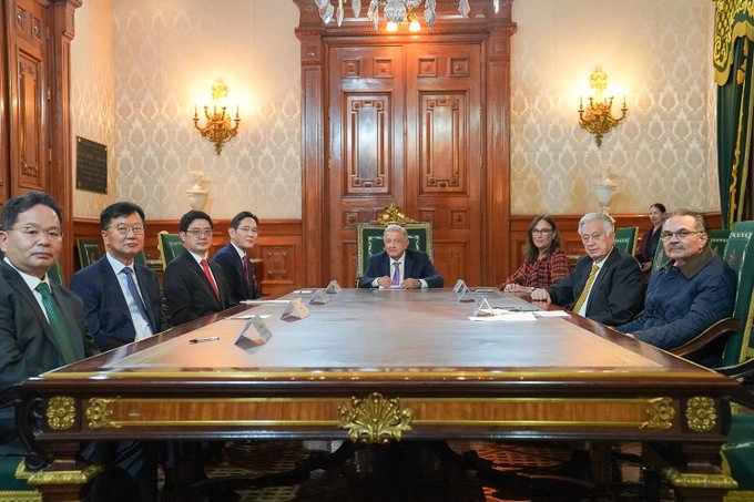 En el encuentro con los representantes de la firma estuvieron también presentes la secretaria de Energía, Rocío Nahle, y el titular de CFE, Manuel Bartlett. Imagen tomada de Twitter 