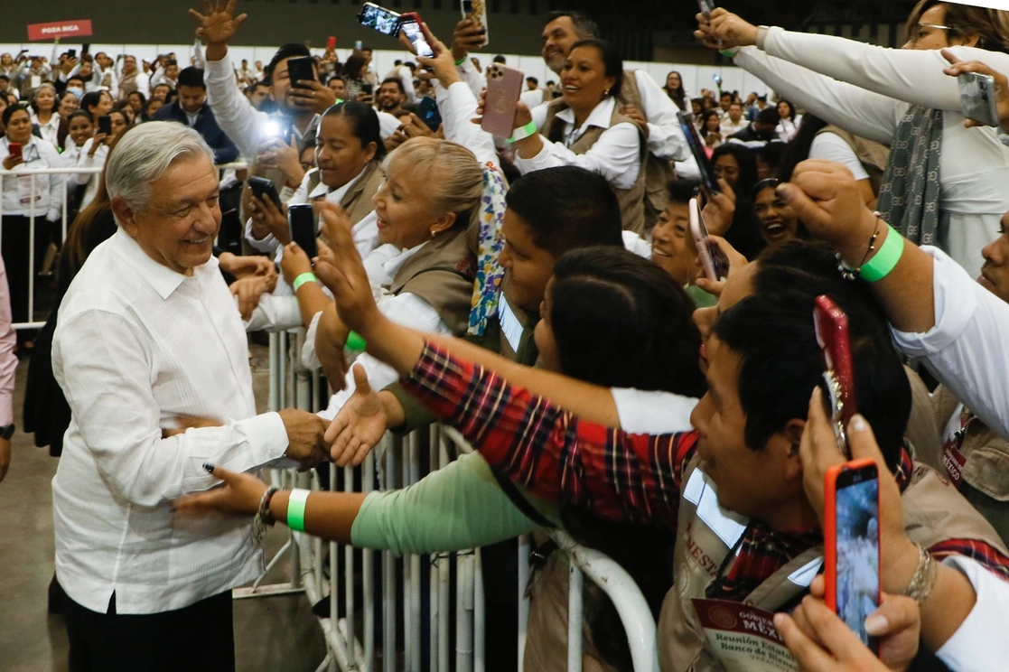 El presidente Andrés Manuel López Obrador con servidores de la nación en Tabasco. Foto tomada de @lopezobrador_