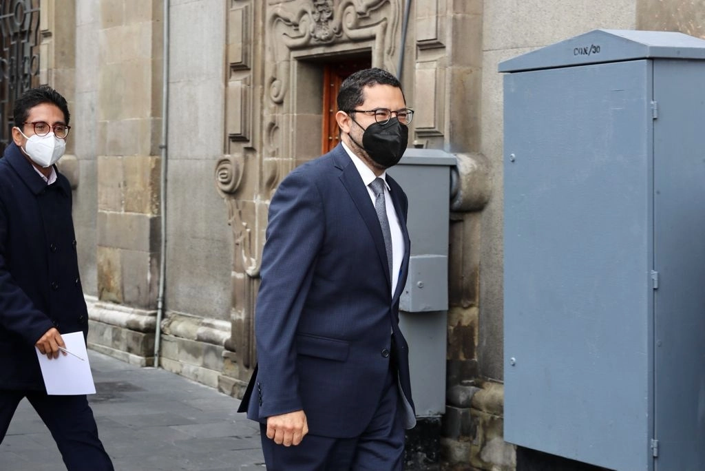 El secretario del Gobierno capitalino, Martí Batres, a su llegada al Antiguo Palacio del Ayuntamiento en el Centro Histórico de la Ciudad de México, el 2 de septiembre de 2021. Foto Roberto García Ortiz