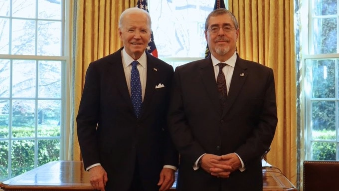 Los mandatario de EU, Joe Biden (izq) y de Guatemala, Bernardo Arévalo (der). Foto tomada de la cuenta de X @BArevalodeLeon
