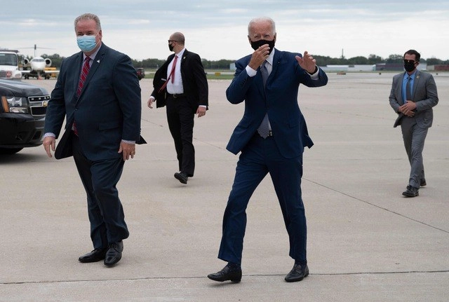 El candidato presidencial demócrata, Joe Biden, a su llegada a Wisconsin. Foto Afp