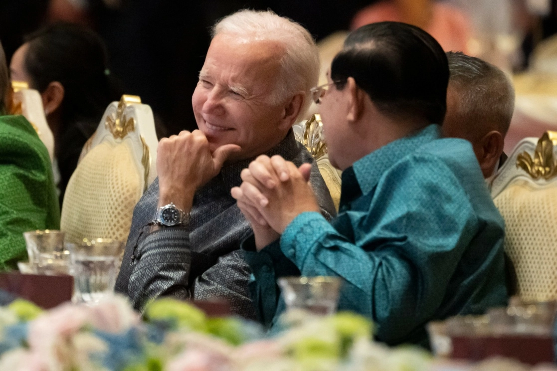 El presidente de EU, Joe Biden, y el primer ministro de Camboya, Hun Sen, durante un espectáculo de danza cultural en la cena de gala de la Asociación de Naciones del Sudeste Asiático (ASEAN), en Phnom Penh, Camboya, el 12 de noviembre de 2022. Foto Ap