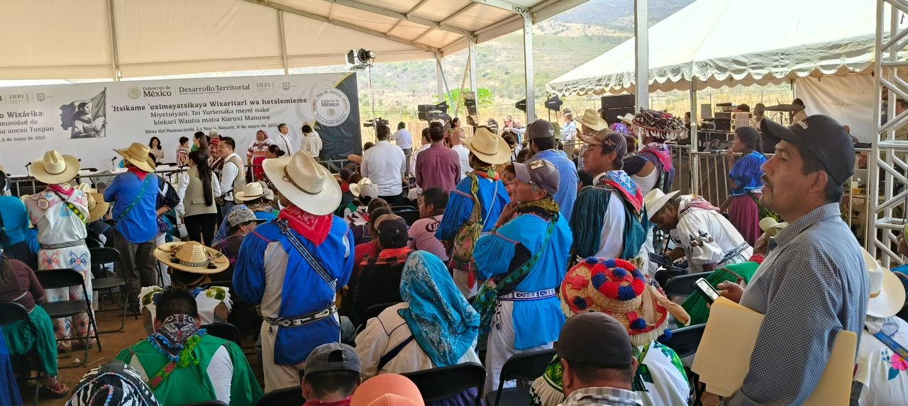 Bajo una temperatura de 32 grados, indígenas de comunidad wixáricas esperan el inicio del evento de restitución de tierras que encabezará la presidenta Claudia Sheinbaum. Foto