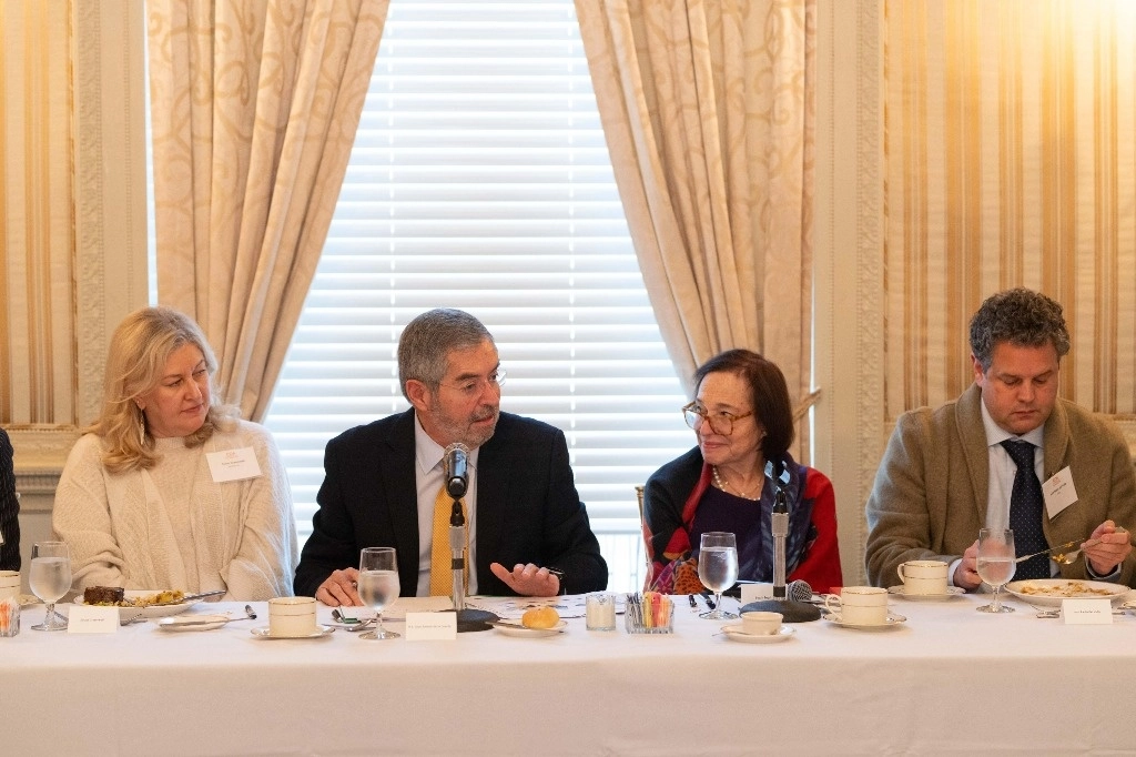 El canciller Juan Ramón de la Fuente conversó con inversionistas de diversas empresas estadunidenses en México, como Exxon, MetLife, Medtronic, entre otras. Foto SRE