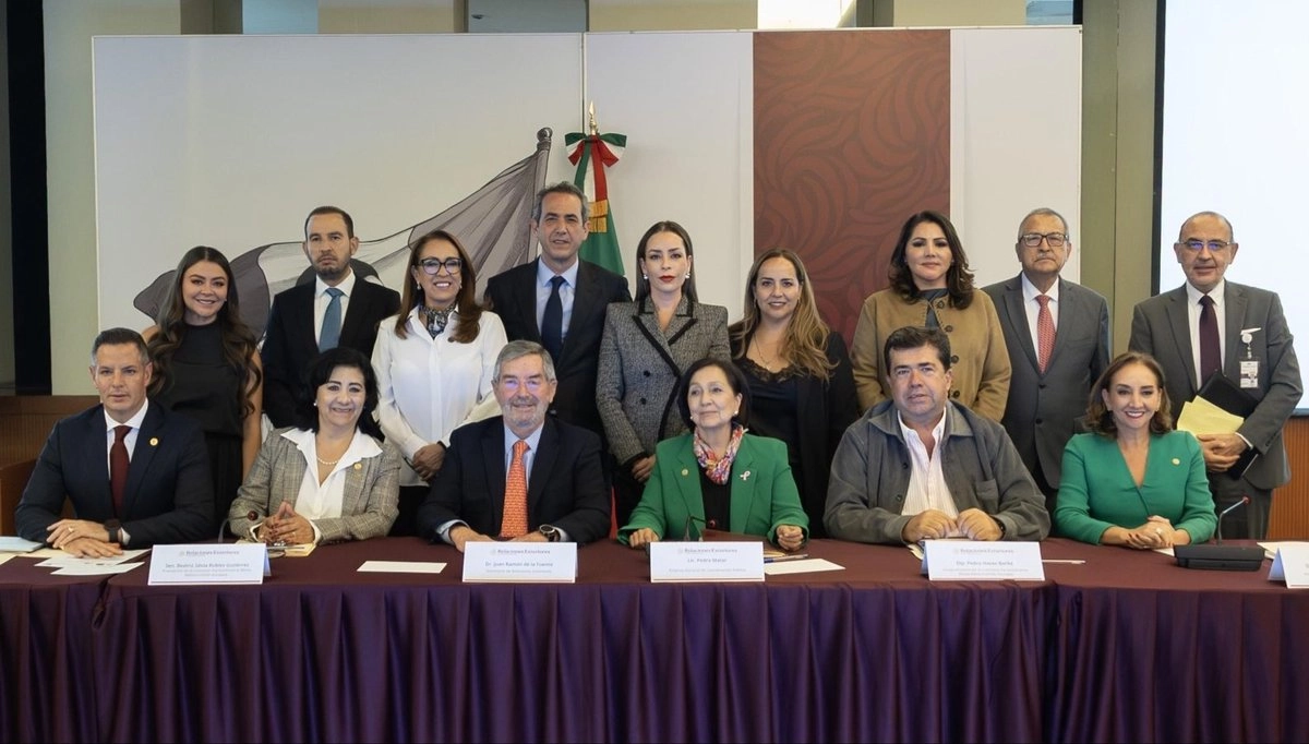 El canciller Juan Ramón De la Fuente y legisladores de distintos partidos políticos, durante la reunión celebrada este miércoles. 