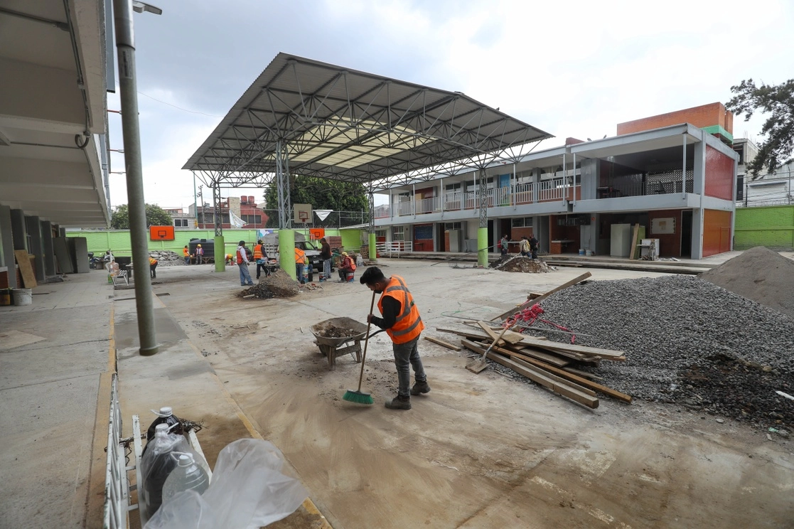 Jornada de mantenimiento en una escuela primaria tras permanecer un año cerrada debido a la pandemia de Covid-19, y con miras a regresar a clases presenciales. Foto Yazmín Ortega Cortés / Archivo