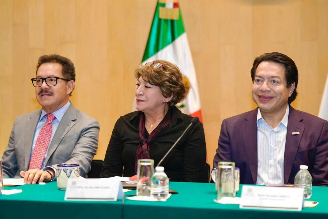 El coordinador de Morena en San Lázaro, Ignacio Mier; la precandidata al Edomex, Delfina Gómez y el dirigente nacional del partido, Mario Delgado, el 2 de marzo de 2023. Foto difundida por Morena 