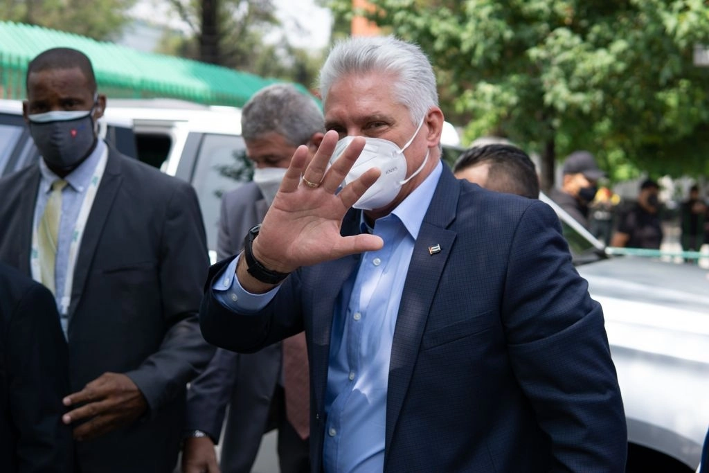 El presidente de Cuba, Miguel Díaz-Canel, salió de la embajada de su país, ubicada en Polanco, para saludar a sus simpatizantes, en la Ciudad de México, el 17 de septiembre de 2021. Foto Pablo Ramos