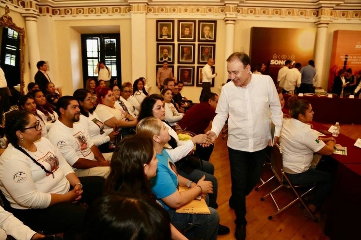 El gobernador durante la reunión con las mujeres. Foto La Jornada