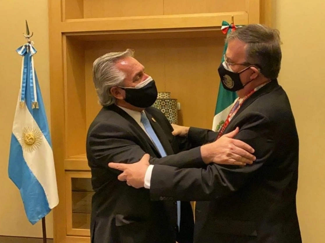 Alberto Fernández, presidente de Argentina, y el canciller Marcelo Ebrard, en Lima, Perú, el 28 de julio de 2021. Foto tomada del Twitter de @m_ebrard