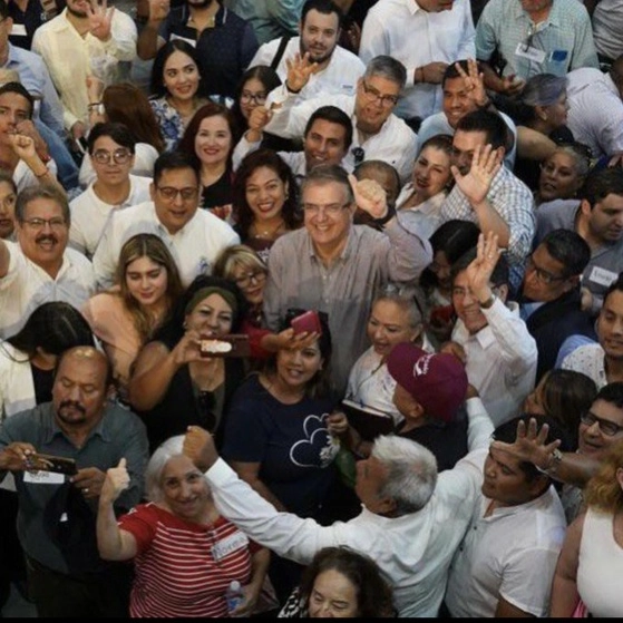 Marcelo Ebrard en su reunión con personal del hospital universitario de la UANL. Foto de su cuenta de twitter
